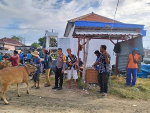 Polmas Desa Aengsareh Monitoring Pasaran Hewan Antisipasi Gangguan Kamtibmas