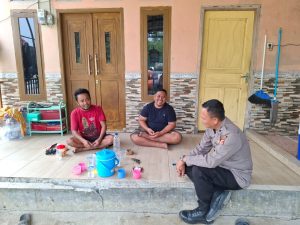 Humanis! Bhabinkamtibmas Secara Door to Door Sambangi Warga Dusun Nyangkokot