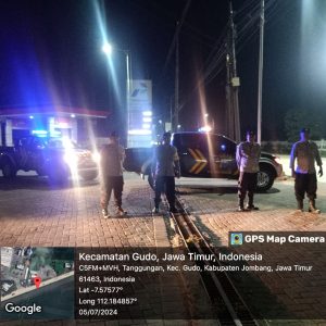Patroli bersinggungan malam Polsek Perak antisipasi kriminalitas di jalan - jalan yang sepi dan jauh dari pemukiman penduduk