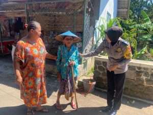 Polisi Blusukan: Polwan Bhabinkamtibmas Polsek Sukahaji Sambangi Warga Desa Cikoneng
