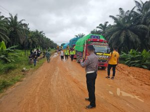 Polres Sekadau Urai Kemacetan dan Lakukan Evakuasi Bus Tergelincir di Sungai Kunyit