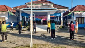 Kapolsek Karang Penang Ikuti Senam Bersama Di Pendopo Pemerintahan Kecamatan Karang Penang