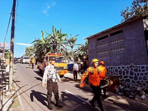 Bhabinkamtibmas Dukuh Bantu Petugas BPBD Salatiga Evakuasi Pohon Tumbang di Jalan Parikesit