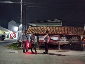 Polsek Cikijing Lakukan Patroli Dialogis dengan Pak Ogah di Simpang Tiga Cibodas