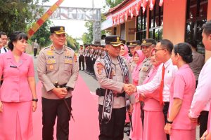 Pesan Haru AKBP Bagus Nyoman Gede J di Farewell and Welcome Parade Polres Lombok Barat