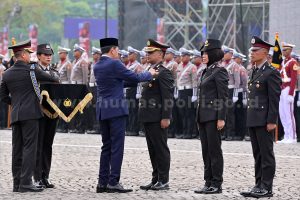 Presiden Jokowi Anugerahkan Bintang Bhayangkara Nararya kepada Tiga Anggota Polri