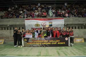 Hari Bhayangkara ke-78, AKBP Bimo Tutup dan Serahkan Hadiah Turnamen Bola Voli Kapolres Kediri Cup 2024