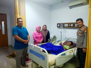 Kepedulian Kapolsek Bungaraya dan Ketua Ranting Bhayangkari : Membesuk Anak Personel Polsek Bungaraya yang Sedang Dirawat di RS. Prima Pekanbaru