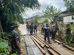 Polsek Nanga Mahap Bersama Koramil dan Pemdes Gotong Royong Perbaiki Jembatan