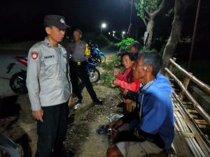 Polsek Kepung Patroli Pantau Pemukiman Desa di Pos Kamling Tingkatkan Keamanan 