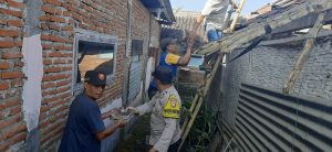Pak Bhabin Bersinergi Karya Bhakti Bedah Rumah Tak Layak Huni di Bakalan Krajan