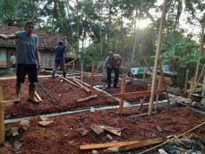 Bhabinkamtibmas Monitor Pembangunan Rumah Rutilahu di Dusun Bandaruka, Desa Karang Anyar
