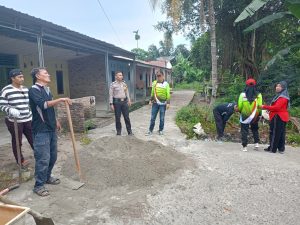 Bhabinkamtibmas Polsek Kota kisaran Bergotong Royong Membersihkan Sampah Dengan Masyarakat. 