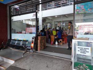 Anggota Polsek Ringinrejo Patroli Sambang di Minimarket 