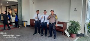 Personel Polsek Medan Kota melakukan pengamanan ibadah di Gereja GMI Gloria Jl. M.T. Haryono