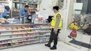 Anggota Polsek Wates Patroli Pantau di Minimarket Cegah Kejahatan 