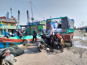 Patroli Bongkar Muat Ikan Di Dermaga Pelabuhan Tasikagung, Sat Polairud Polres Rembang Pastikan Keamanan Nelayan &amp; Pengunjung
