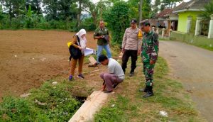 Polsek Krucil Dampingi Tim Monev Kecamatan Krucil, Sasar Drainase Desa Bermi