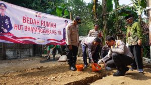 HUT Bhayangkara ke-78, Polresta Banyumas Bedah Rumah Warga Kurang Mampu di Sumpiuh