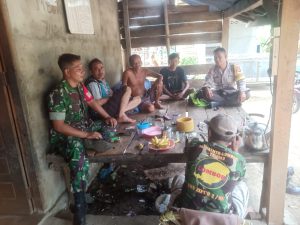 Sinergitas TNI POLRI melalui Bhabinkamtibmas dan Babinsa Desa Karya Mulia  terus meningkatkan patroli dan sambangi warga