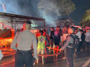 Polres Kukar Bantu Padamkan Kebakaran di Jalan Mangkuraja I Tenggarong