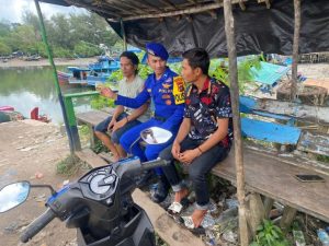 Bripda Wira Prasetyo Sihotang Jalin Komunikasi dan Silaturahmi dengan Kelompok Nelayan Jaring di Tanjung Pandan