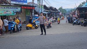 Polsek Sedong Polresta Cirebon laksanakan Pengaturan Lalulintas dan PH di Pertigaan Pasar Sedong untuk memberi rasa aman kepada masyarakat.