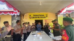 Koramil 07/MTT Berikan Kue Ulang Tahun HUT Bhayangkara ke-78 Kepada Polsek Medan Tuntungan