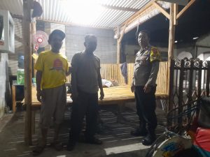 Cek siskamling, Bhabinkamtibmas Kesenden Polsek Utbar Polres Cirebon kota sambang patroli