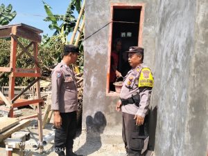 Anggota Polsek Gebang Polresta Cirebon laksanakan Monitoring Rutilahu di Desa Gebang Kulon