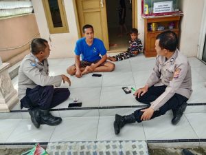 Jalin silahturahmi Anggota Polsek Arjawinangun patroli Dialogis bersama warga menyampaikan pesan Kamtibmas.