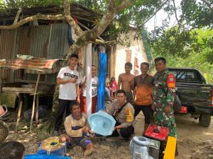 Bhabinkamtibmas Polsek Singkawang Selatan Bantu Warga Binaannya di Kelurahan Sagatani