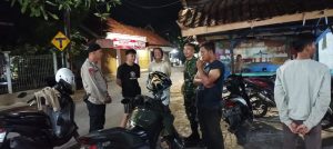 Sinergitas TNI-Polri, Polisi RW dan Babinsa Laksanakan Patroli Malam di Majalengka Kota