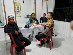 Anggota Polsek Sumber Polresta Cirebon kontrol Poskamling di Binaan.