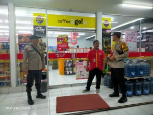 Unit Patroli Polsek Sumber Beri Keamanan Dan Kenyamanan Masyarakat Pada Pembeli Dan Karyawan Minimarket.