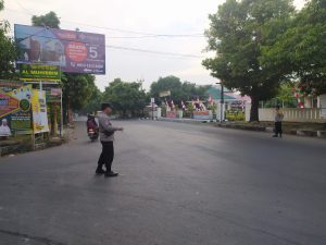 Mengurangi Kemacetan Polsek Sumber lakukan langkah-langkah gatur di Pertigaan Jl. Fatahillah kelurahan Watubelah.