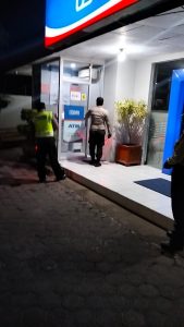 Anggota Polsek Purwoasri Patroli di Perbankan Beri Rasa Aman ke Nasabah 