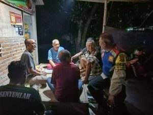 Anggota Polsek Kunjang Patroli Pemukiman Penduduk di Pos Kamling 