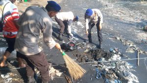 Hari Kelautan Nasional, Polres Probolinggo Bersama Masyarakat Bersihkan Pantai