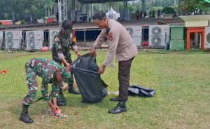 TNI-Polri Lakukan Bersih-bersih Usai Acara Pesta Rakyat di Monas