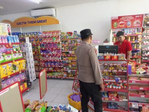Polsek Kepung Patroli Sambang di Minimarket Minimalisir Kejahatan 