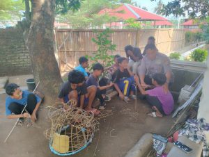 "Polisi Sahabat Anak: Bhabinkamtibmas Desa Pajawanlor Edukasi Anak-Anak di Tengah Permainan"