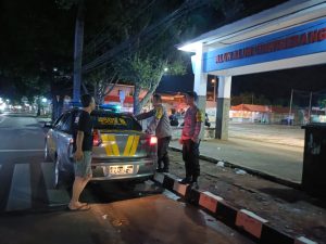 Patroli Malam Polsek Ciawigebang Polres Kuningan: Antisipasi Gangguan Kamtibmas di Alun-Alun Desa Ciawigebang