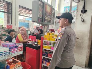 Anggota Polsek Ringinrejo Patroli Sambang di Minimarket 