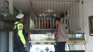Anggota Polsek Ngadiluwih Patroli Siang di Toko Emas Beri Penyuluhan 