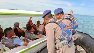 Dalam Rangka Liburan, Sat Polairud Polres Sibolga Laksanakan Patroli Dialogis Di Pantai Pandan