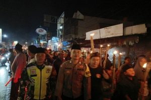 Bhabinkamtibmas kebon baru Polsek Utbar Polres Cirebon Kota kawal pawai ta'aruf tahun baru Islam 1446 H