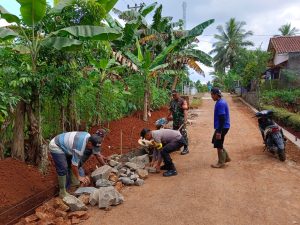 Kerja Bakti Masyarakat Salakaria untuk Pembangunan Saluran Air di Dusun Sukarasa