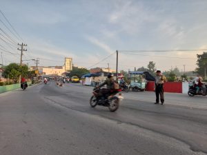 Antisipasi Kemacetan di Pagi Hari, Personil Polsek Batang Kuis Laksanakan Pengaturan Lalu Lintas
