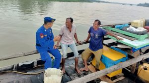 Sambangi Nelayan Himbau Lapor Jika Mengetahui PMI Ilegal Pesan PS Kasubnitbinmasair Sat Polair Polres Tanjung Balai Kepada Nelayan